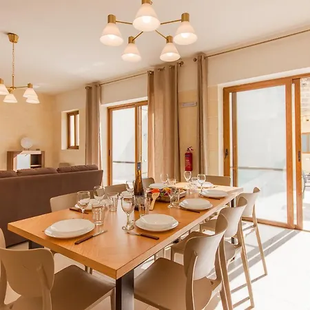 Nadurin, Large 7 Bedrooms - 2 Pools Vakantiehuis