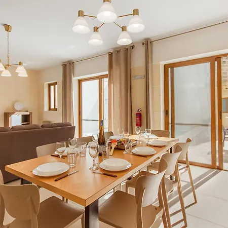 Holiday home Nadurin, Large 7 Bedrooms - 2 Pools